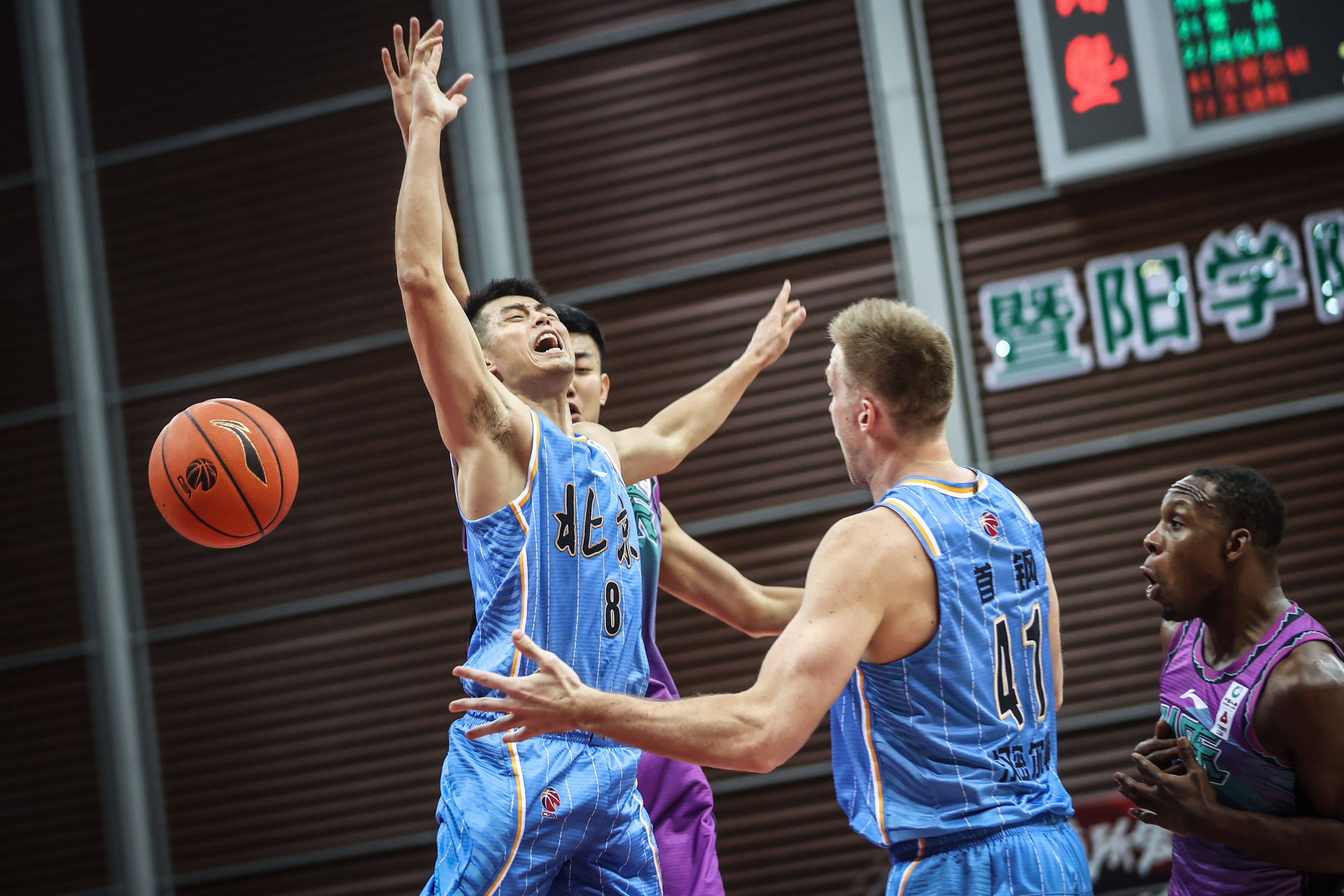 包含太狠了！冲刺阶段纽约尼克斯复出首秀G2引发争议，加时末段北京首钢备战欧联的词条