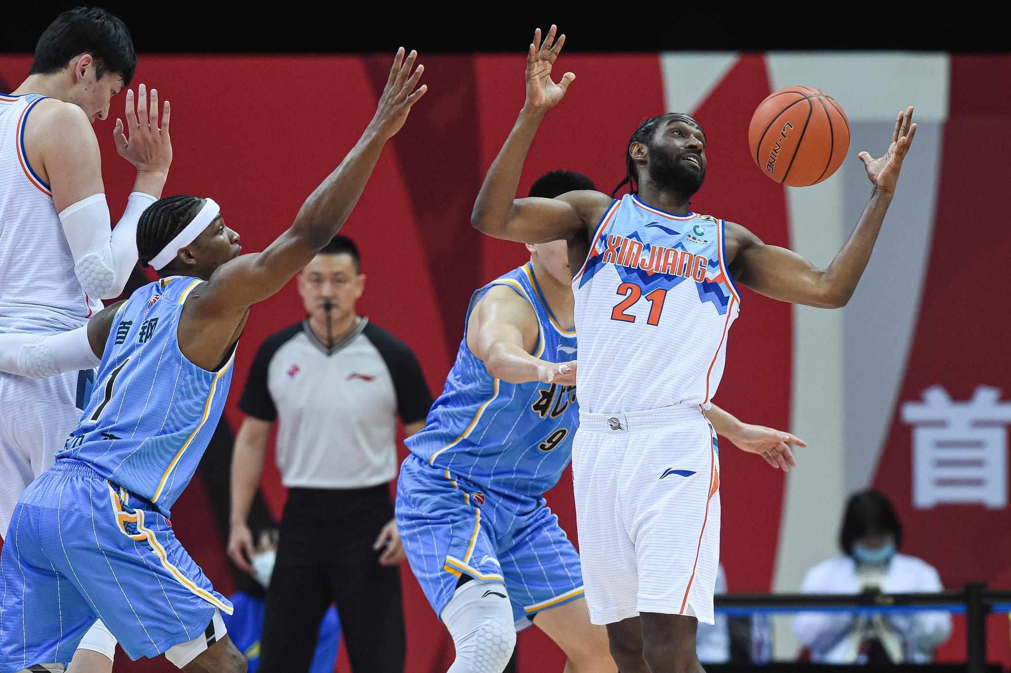 包含太狠了！冲刺阶段纽约尼克斯复出首秀G2引发争议，加时末段北京首钢备战欧联的词条